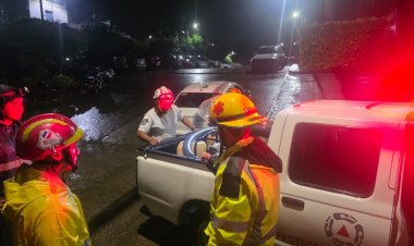 Salvaron a atrapados en un auto por lluvias en Jiutepec