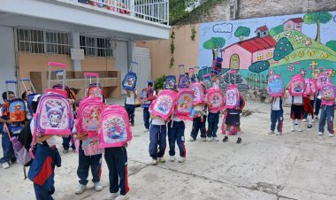 Los niños de 1° y 2° de  primaria, con mochilas