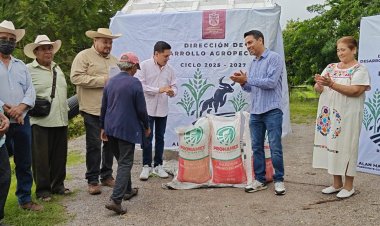 Alan Martínez entregó fertilizante a  productores pacholeros de Jojutla