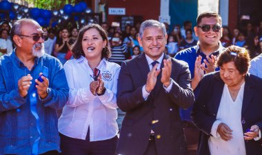 Alcalde Urióstegui celebró 99  años de primaria E. Petalotzzi