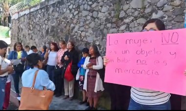 Grupos católicos oran Vs.  la maternidad subrogada