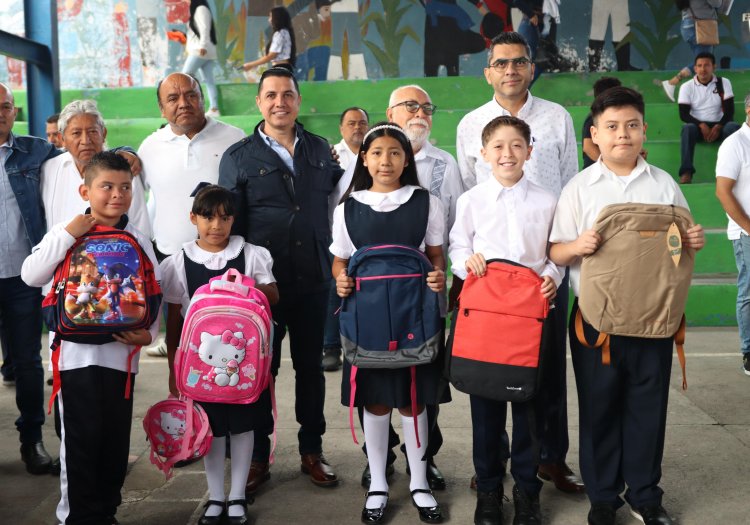 Entregó Eder Rodríguez más de 30 mil mochilas