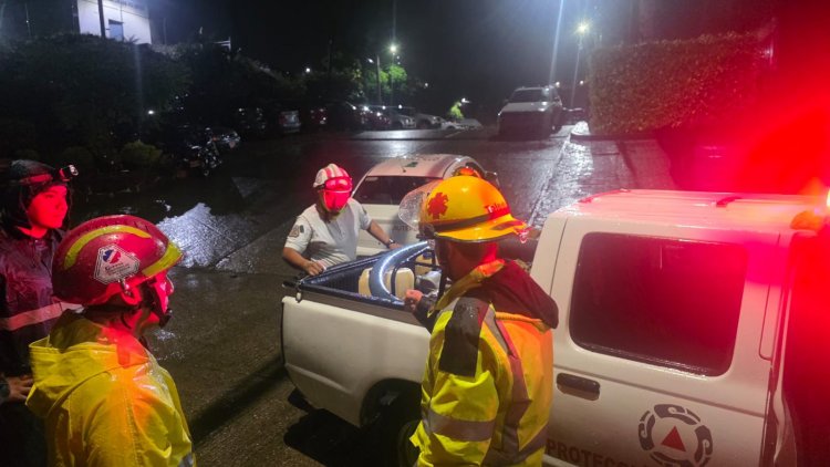 Salvaron a atrapados en un auto por lluvias en Jiutepec