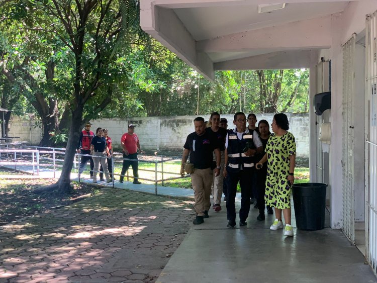 Más de mil evacuados en escuela;  alerta por amenaza de una bomba