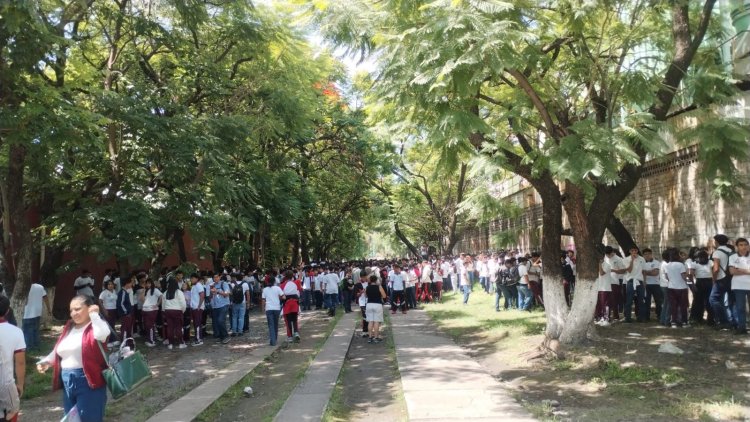 Más de mil evacuados en escuela;  alerta por amenaza de una bomba
