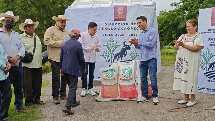 Alan Martínez entregó fertilizante a  productores pacholeros de Jojutla