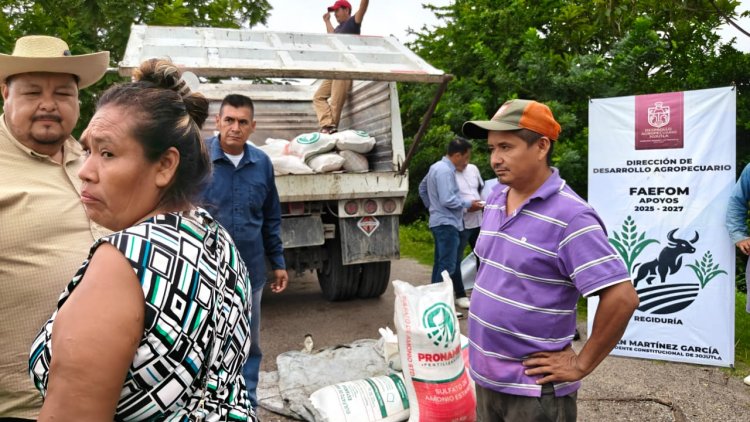 Alan Martínez entregó fertilizante a  productores pacholeros de Jojutla