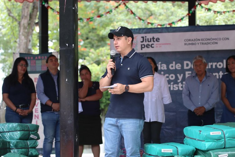 Impulsa Eder Rodríguez Casillas  producción ornamental en Jiutepec