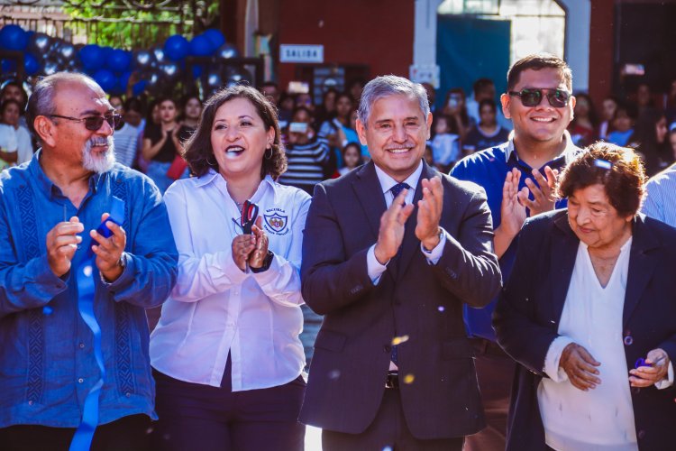 Alcalde Urióstegui celebró 99  años de primaria E. Petalotzzi