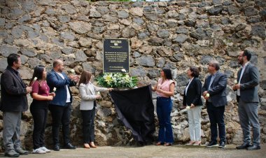 Devela FEUM placa conmemorativa en la Plaza 02 de octubre dentro del Campus Chamilpa