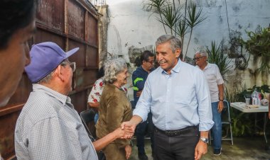 Por la reparación de banquetas,  reconocen al alcalde Urióstegui