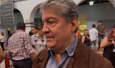 La gente de negocios, de  acuerdo con alcoholímetro