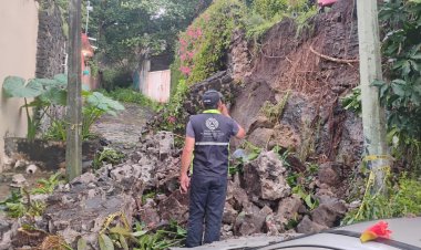 La lluvia echó abajo  barda en Cuernavaca