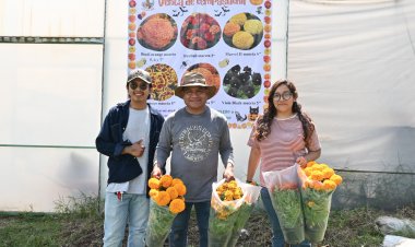 Estudiantes comercializan flor de  cempasúchil en esta temporada