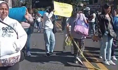 Padres de familia bloquean la carretera a CDMX