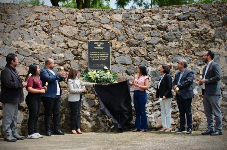 Devela FEUM placa conmemorativa en la Plaza 02 de octubre dentro del Campus Chamilpa