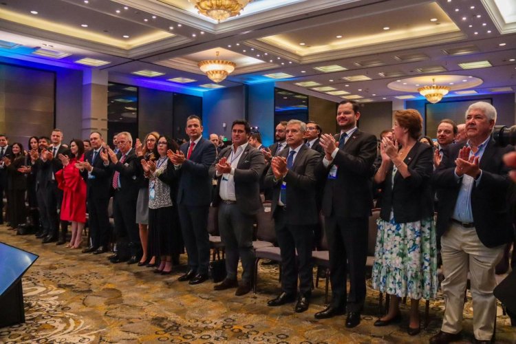 Participa Urióstegui en el foro América Libre