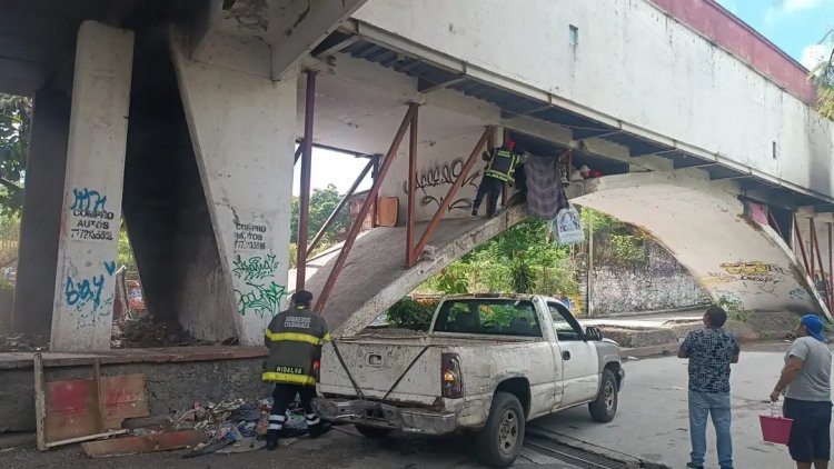 Bomberos de Cuernavaca atienden  un incendio bajo el Puente del Dragón