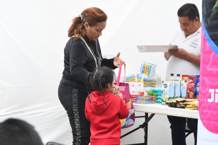 Escucha y atiende Eder Rodríguez  a más de 500 en la Otilio Montaño