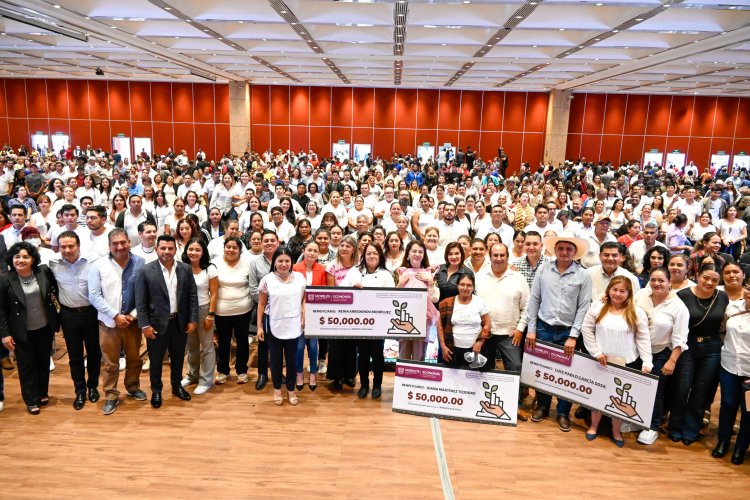 La gobernadora entregó apoyos  en favor de 570 emprendedores