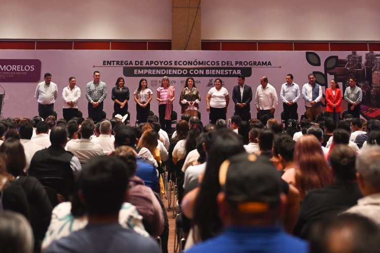 La gobernadora entregó apoyos  en favor de 570 emprendedores