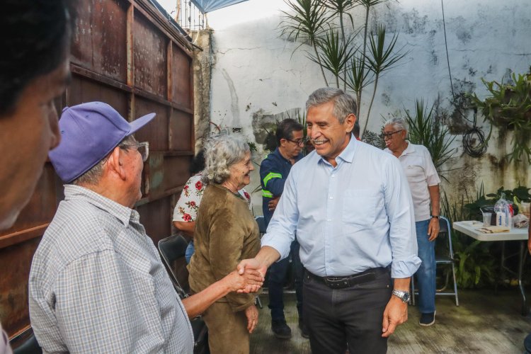 Por la reparación de banquetas,  reconocen al alcalde Urióstegui