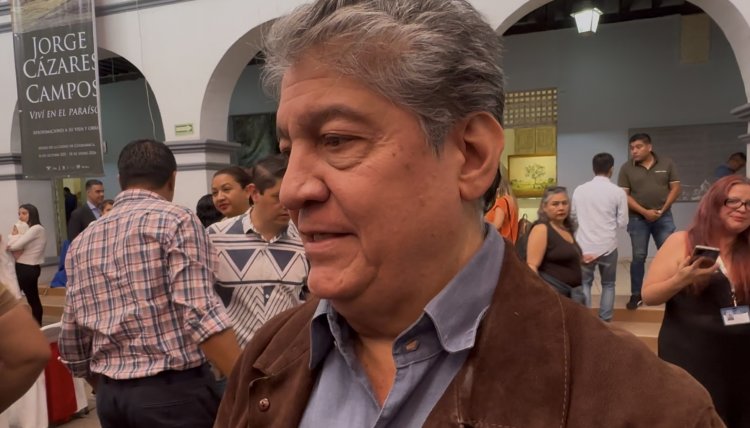 La gente de negocios, de acuerdo con alcoholímetro