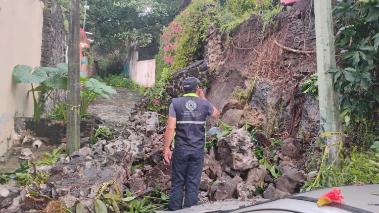 La lluvia echó abajo  barda en Cuernavaca