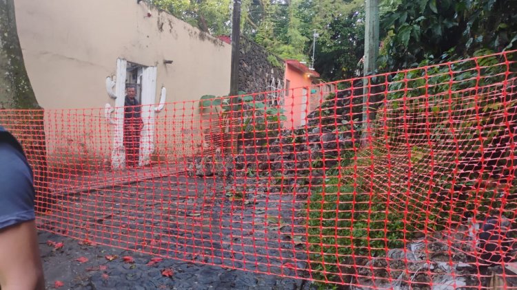 La lluvia echó abajo  barda en Cuernavaca