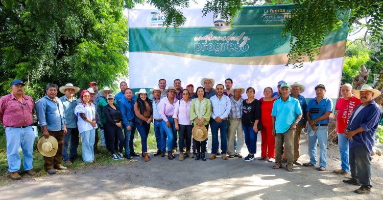 Entregan camino de saca  de cosecha en Zacatepec