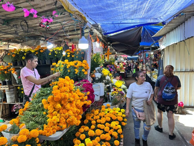 Quedó instalado el tianguis de Día de Muertos en el ALM