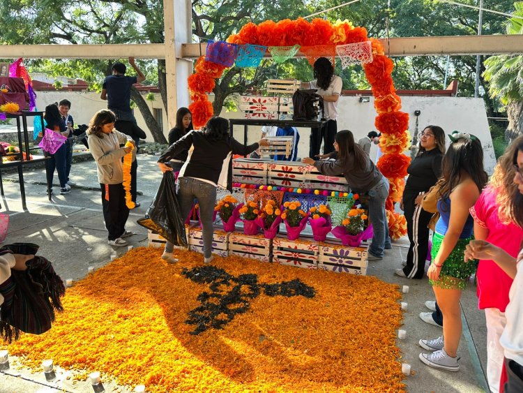 Gran exposición de ofrendas en la Prepa 1 de la UAEM
