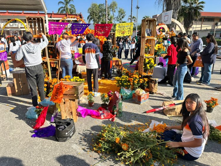 Gran exposición de ofrendas en la Prepa 1 de la UAEM