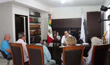 Atiende titular de la Fiscalía  Anticorrupción a activistas