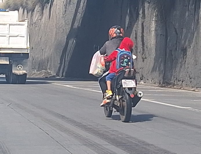 Vetados, los menores de 12 de viajar en las motos