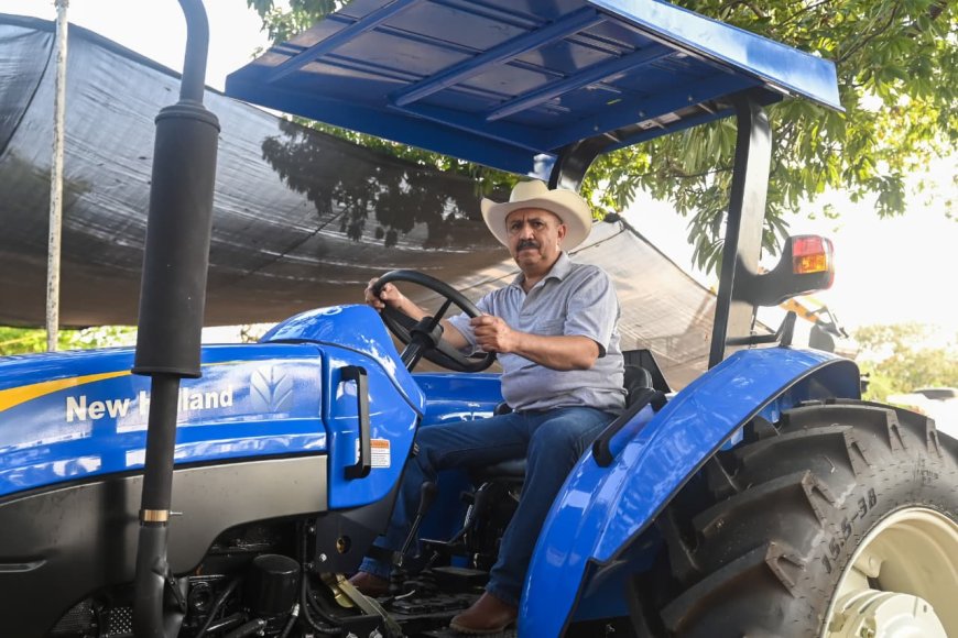 Con entrega de maquinaria agrícola se apuntala al agro