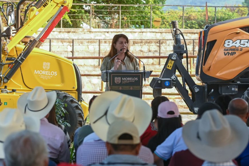 Con entrega de maquinaria agrícola se apuntala al agro
