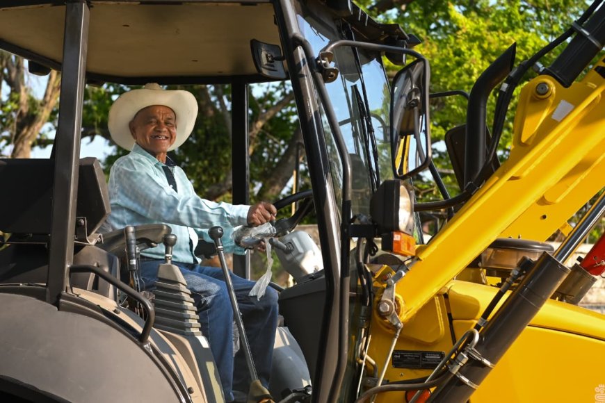 Con entrega de maquinaria agrícola se apuntala al agro