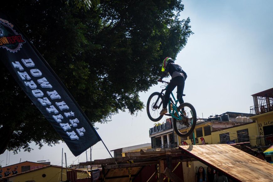 Se vivió la 4a edición del Down Tepoz '25, competencia de descenso urbano