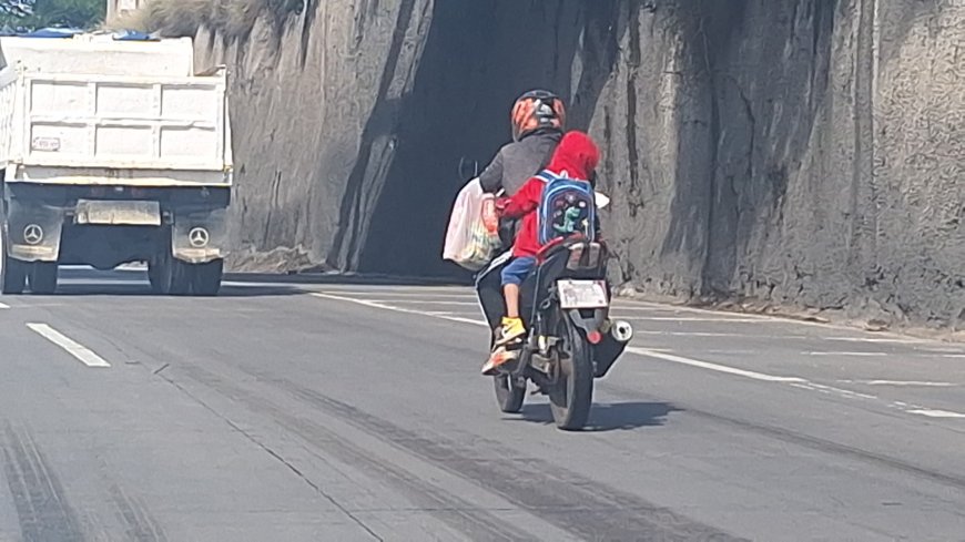 Vetados, los menores de 12 de viajar en las motos