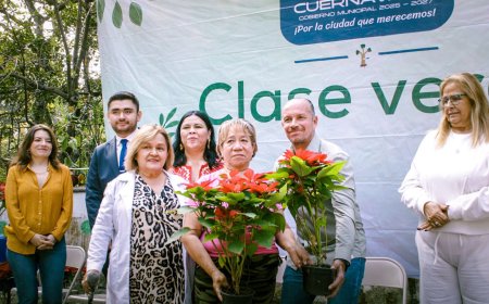 Cuernavaca entrega 200 flores  de nochebuena a cambio de pet