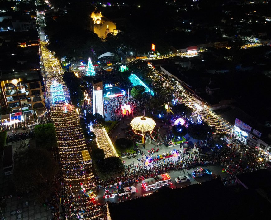 Ya brilla el árbol de navidad y  la Villa Iluminada en Jiutepec