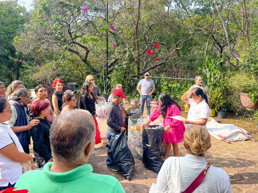 Cuernavaca entrega 200 flores  de nochebuena a cambio de pet
