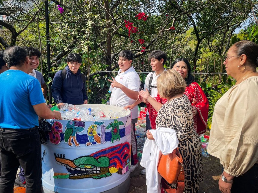 Cuernavaca entrega 200 flores  de nochebuena a cambio de pet