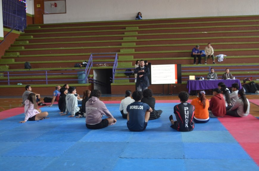 Respaldan labor de clínica de capacitación del karate