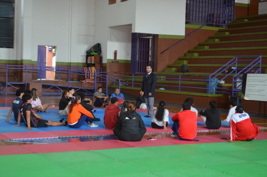 Respaldan labor de clínica de capacitación del karate