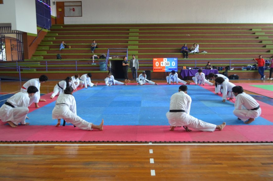 Respaldan labor de clínica de capacitación del karate