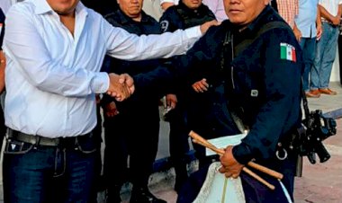 Entrega edil de Ayala apoyos a agentes  de la SSP para remodelar sus viviendas