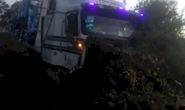 Se queda sin frenos un tráiler  cargado de varillas en Yecapixtla