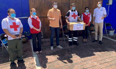 Adrián y Daniel Martínez Terrazas repartieron insumos médicos y de cuidado